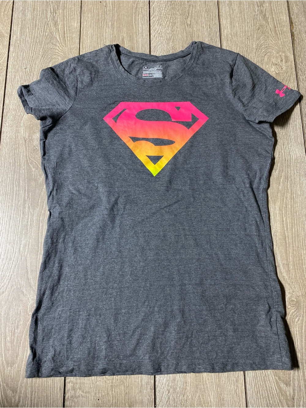 Under Armour Womens HeatGear Superman T-Shirt Gray Pink Orange Ombre Logo Size